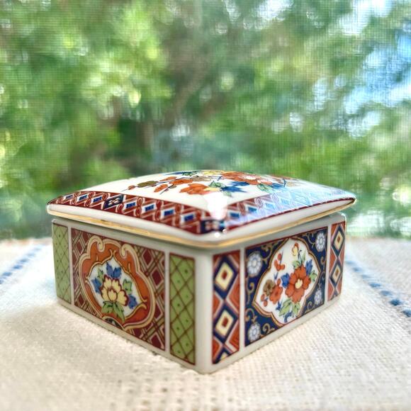 Vintage Japanese Porcelain Trinket Box with Bird & Floral Design - Picture 10 of 11